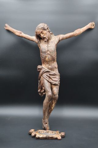 Grand Christ en bois sculpté, XIXème. Accidents et manques. H 60 ...