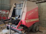 un tracteur garé à l'intérieur d'un bâtiment