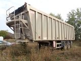 un camion-benne garé dans un champ