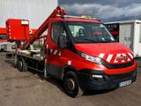 un camion rouge équipé d'une grue à l'arrière