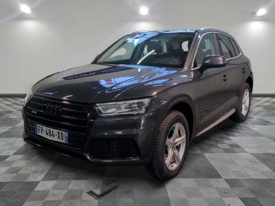 L'Audi QX est garée dans une grande pièce au sol carrelé en damier.