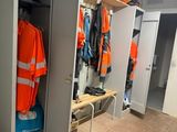 un grand casier contenant beaucoup de vêtements
