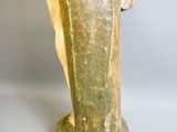 une statue de femme avec un chapeau sur la tête
