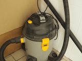 un aspirateur posé sur le sol à côté d'une boîte