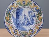 un gros plan d'une assiette bleue et blanche posée sur une table en bois