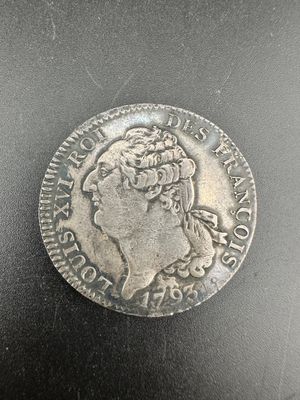 une pièce d'argent portant une tête de femme