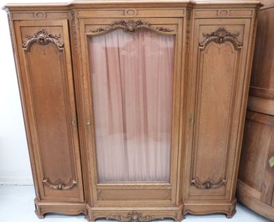 une image d'une armoire en bois avec une porte en verre