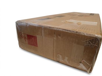 un grand carton posé sur une surface blanche