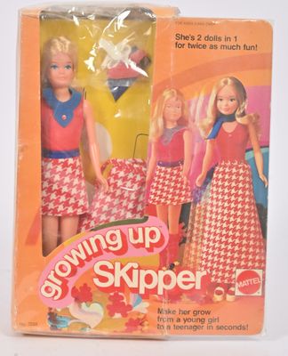 une poupée dans une boîte sur laquelle figure l'image d'une petite fille en robe rouge