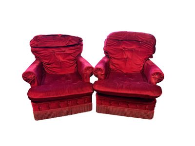 Une paire de larges fauteuils garnis de velours rouge capito…