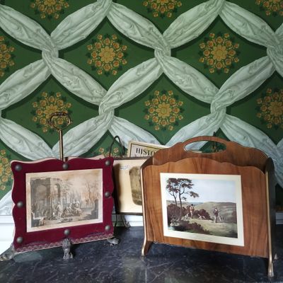 deux photos encadrées posées sur une table devant un mur