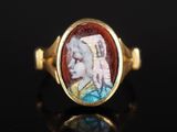 une bague en or sur laquelle est gravée l'image d'une femme de profil