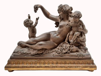 statue représentant une femme et deux enfants, posée sur un socle en marbre