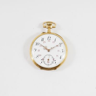 une montre de poche ancienne posée sur une surface blanche, sur fond blanc
