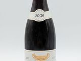 une bouteille de vin posée sur une table