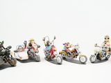 cinq figurines représentant des personnes à moto sur un fond blanc