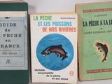 trois livres posés sur une table l'un à côté de l'autre