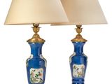 une paire de lampes de table bleues et dorées ornées de fleurs et d'oiseaux