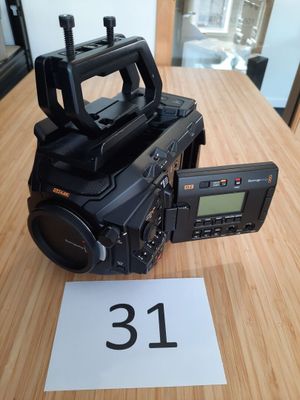 un appareil photo posé sur une table sur laquelle est inscrit le chiffre 31
