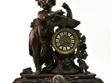 une statue de femme tenant une horloge sur une table