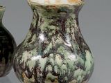 deux vases posés l'un à côté de l'autre sur une table