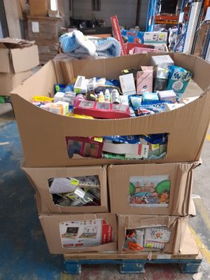un chariot en carton contenant de nombreux articles dans un entrepôt