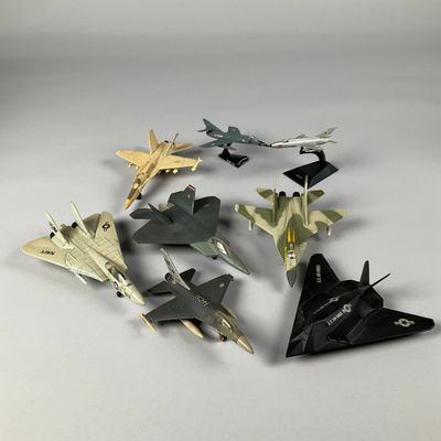 Plusieurs avions de chasse sont alignés en cercle sur une surface blanche