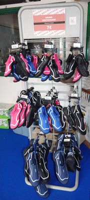 de nombreuses paires de chaussures de tennis sur un présentoir dans un magasin