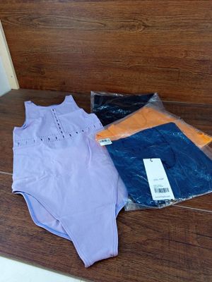 un tas de vêtements posé sur une marche en bois