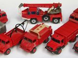 tout un tas de camions de pompiers miniatures alignés les uns à côté des autres
