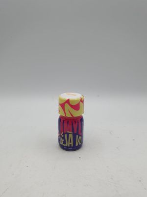 un gros plan sur un petit bocal contenant de la nourriture, posé sur une surface blanche
