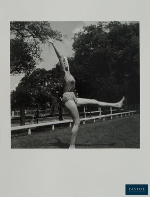 photographie en noir et blanc d'une femme en maillot de bain en train d'effectuer une figure acrobatique