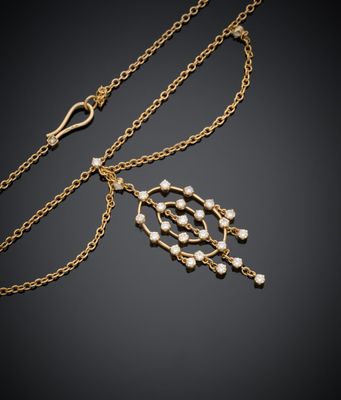 un collier en or avec des perles sur une chaîne