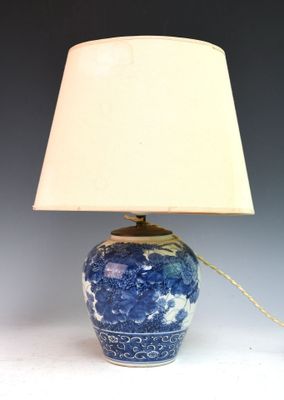 une lampe bleue et blanche avec un abat-jour blanc