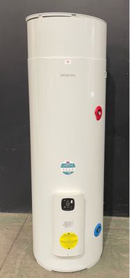 un chauffe-eau blanc posé sur un sol carrelé