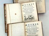 plusieurs vieux livres sont empilés sur une table
