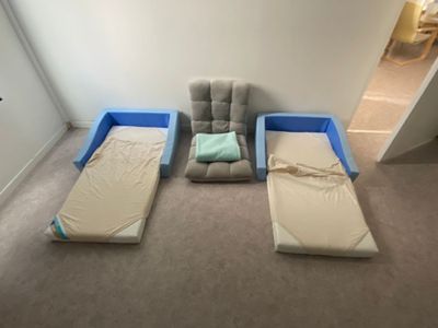 deux fauteuils inclinables dans un coin d'une pièce où se trouvent un canapé et un fauteuil