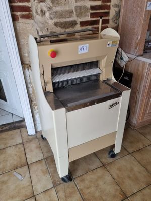 une machine posée sur le sol de la cuisine