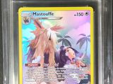 un gros plan d'une carte Pokémon dans son emballage en plastique