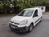 une camionnette blanche garée sur le parking