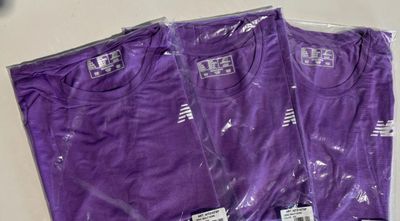 lot de 3 t-shirt violet neuf et scellee New Balance M