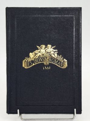 un livre noir orné d'un emblème doré sur la couverture