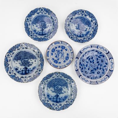 six assiettes bleues et blanches ornées de motifs sur un fond blanc