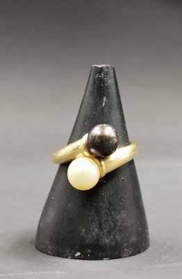 une image représentant une bague ornée de deux perles