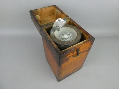 une petite boîte en bois avec une horloge à l'intérieur