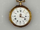 une montre de poche en or avec des chiffres romains sur le cadran