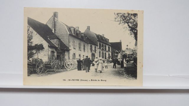 Ste-Feyre : Entrée du Bourg. (HM 118). État superbe. Carte peu co...