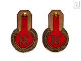 deux paires de boucles d'oreilles rouges et dorées, dotées d'un fermoir doré et d'un monogramme