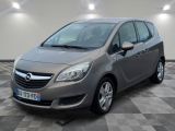 L'Opel grise est garée dans une grande pièce au sol carrelé.