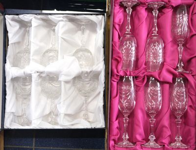 beaucoup de verres à vin vides dans une boîte rose